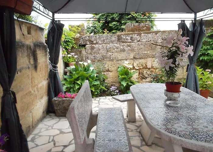 Πανσιόν Les D'ovaline 4*